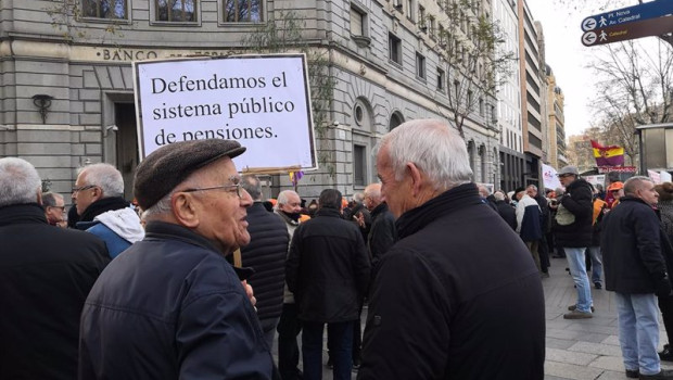 ep archivo   unos pensionistas se manifiestan por pensiones dignas en barcelona