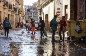 ep archivo   varias personas en una calle cubierta de barro a 28 de noviembre de 2024 en paiporta