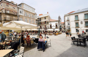 ep archivo   varias personas en una terraza de vigo