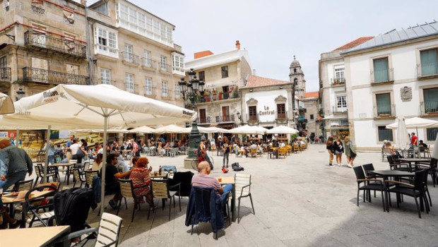 ep archivo   varias personas en una terraza de vigo