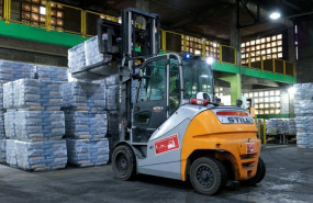 ep archivo   zona de paletizado de cemento en una nave