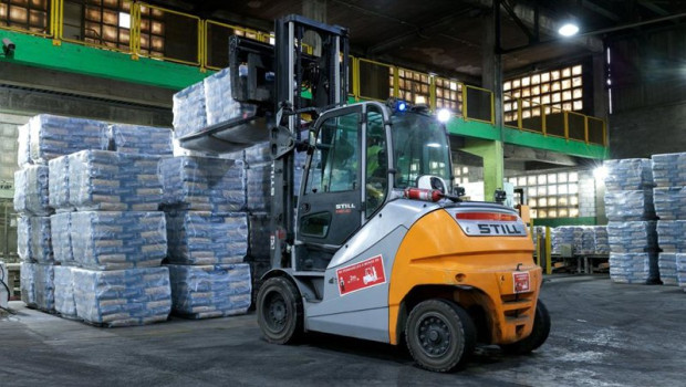 ep archivo   zona de paletizado de cemento en una nave