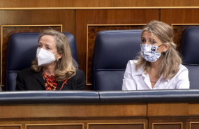 ep calvino izda junto la vicepresidenta segunda y ministra de trabajo yolanda diaz en una sesion
