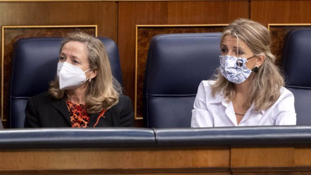 ep calvino izda junto la vicepresidenta segunda y ministra de trabajo yolanda diaz en una sesion