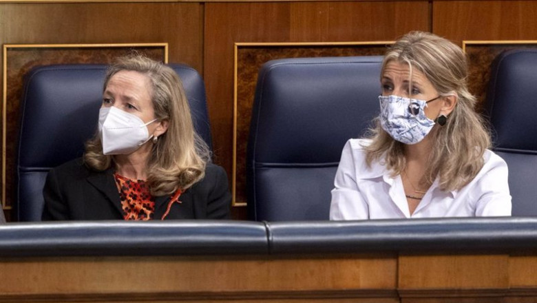 ep calvino izda junto la vicepresidenta segunda y ministra de trabajo yolanda diaz en una sesion