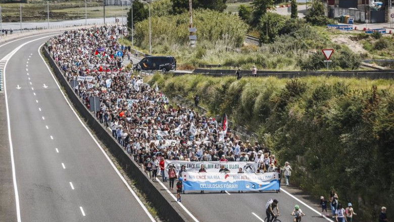 ep cientos de personas durante una nueva protesta contra altri a 1 de junio de 2025 en pontevedra ep cientos de personas durante una nueva protesta contra altri a 1 de junio de 2025 en pontevedra