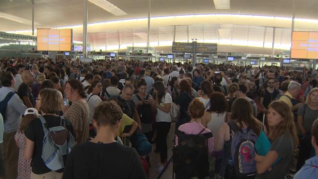 Colas en el Prat siguen en un lunes en el que "no habrá acuerdo" | EUROPAPRESS ep colasprat siguenun lunesque no habra acuerdo