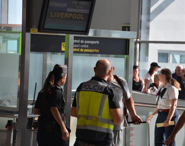 Control de fronteras en aeropuerto | CNP ep controlfronterasaeropuerto
