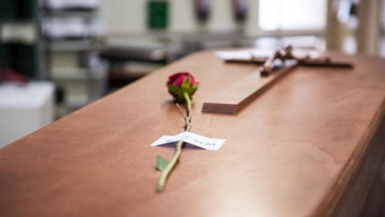 Detalle de la rosa, que los Servicios Funerarios de Madrid colocan sobre cada féretro, en la sala previa a la incineración en el Crematorio de la Almudena durante la pandemia de coronavirus en Madrid, España, a 13 de abril de 2020. | Joaquin Corchero - Europa Press ep detalle de la rosa que los servicios funerarios de madrid colocan sobre cada feretro en la sala