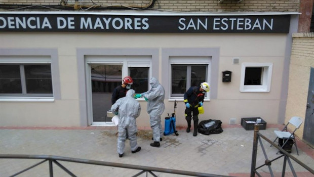 ep dos equipos con 8 bomberos comienzan a desinfectar el interior de residencias de mayores de