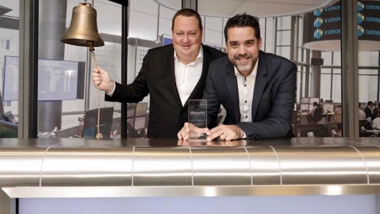 El consejero delegado de FacePhi, Javier Mira, y el presidente de la compañía, Salvador Martí, en el debut de la empresa en el índice Euronext Growth de París | FACEPHI ep el consejero delegado de facephi javier mira y el presidente de la compania salvador marti en el