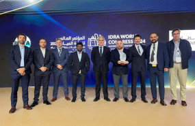 ep el equipo de cox water en la recogida del premio idra award concedido por la international