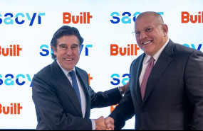 ep el presidente de sacyr manuel manrique a la izquierda sella su acuerdo con built