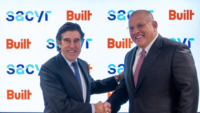 ep el presidente de sacyr manuel manrique a la izquierda sella su acuerdo con built