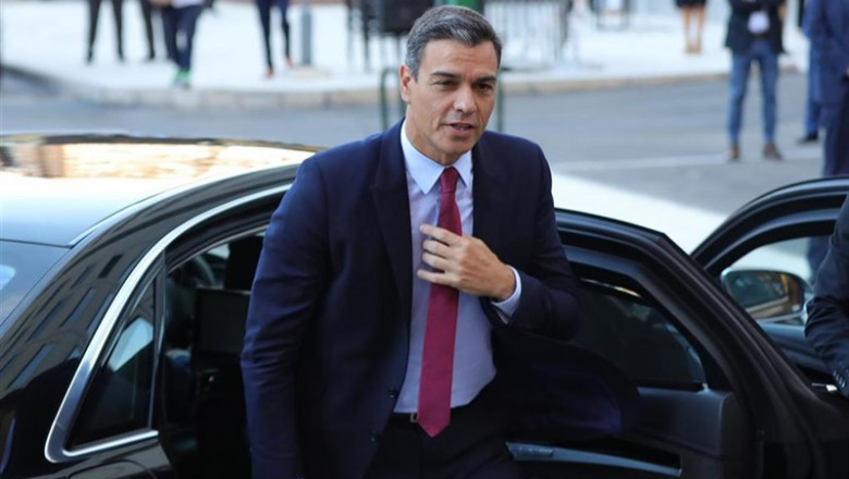 El presidente del Gobierno en funciones, Pedro Sánchez, llega a la sede de la agencia EFE en Madrid para participar en el I Desayuno Efeminista. | Jesús Hellín - Europa Press ep el presidente del gobierno en funciones pedro sanchez llega a la sede de la agencia efe en madrid
