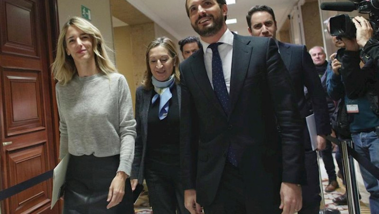 El presidente del Partido Popular, Pablo Casado (1d), llega a recoger el acta de diputado acompañado de la portavoz del Grupo Popular en el Congreso, Cayetana Álvarez de Toledo (1i), y la vicepresidenta tercera del Congreso de los Diputados, Ana Pastor (2 | Eduardo Parra - Europa Press ep el presidente del partido popular pablo casado 1d llega a recoger el acta de diputado acompanado