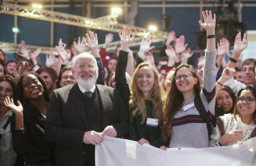 ep el vicepresidente primero de la union europea frans timmermans posa con jovenes activistas