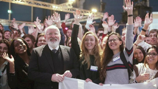 ep el vicepresidente primero de la union europea frans timmermans posa con jovenes activistas