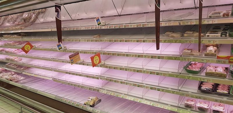 ep expositor frigorifico semi vacio en un supermercado de madrid un dia despues de que el gobierno