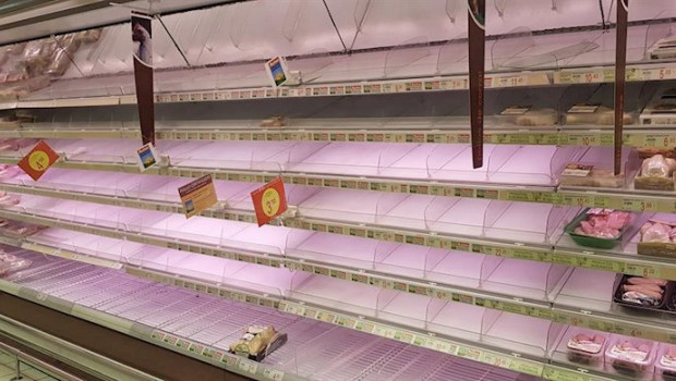 ep expositor frigorifico semi vacio en un supermercado de madrid un dia despues de que el gobierno