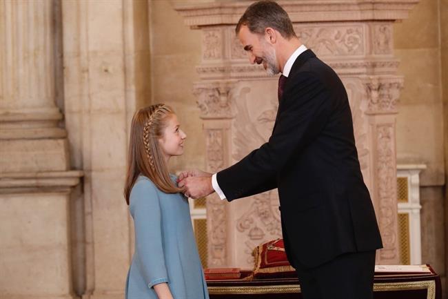 Felipe VI impone el Toisón de Oro a la Princesa de Asturias | TWITTER DE LA CASA REAL ep felipe vi imponetoisonorola princesaasturias