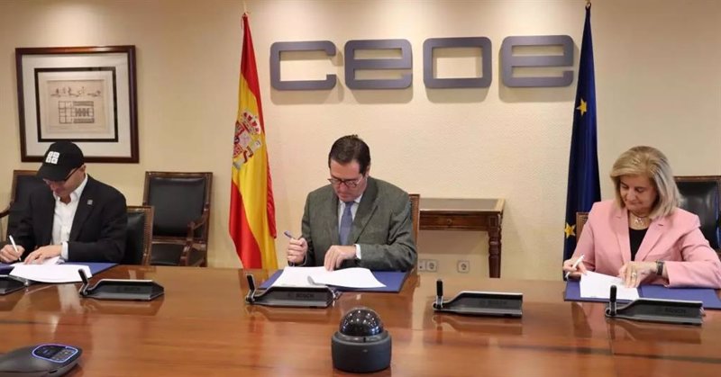 Hada Patrovi (Fundación Code.org), Antonio Garamendi y Fátima Bañez durante la firma del acuerdo | CEOE ep hada patrovi fundacion codeorg antonio garamendi y fatima banez durante la firma del acuerdo