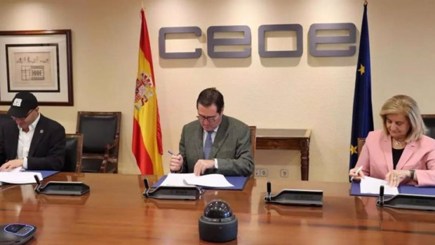 ep hada patrovi fundacion codeorg antonio garamendi y fatima banez durante la firma del acuerdo