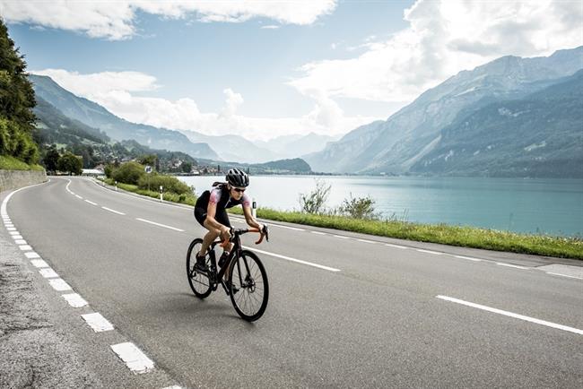 Imagen de una ciclista por las carreteras de Suiza | IVO SCHOLZ ep imagenuna ciclistalas carreterassuiza