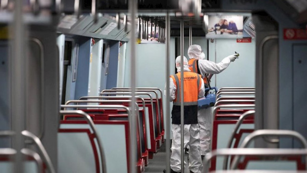 ep limpieza de un vagon del metro de lisboa portugal por el coronavirus