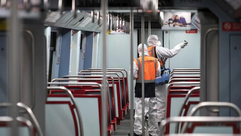 Limpieza de un vagón del metro de Lisboa, Portugal, por el coronavirus | Hugo Amaral/SOPA Images via ZUMA / DPA ep limpieza de un vagon del metro de lisboa portugal por el coronavirus
