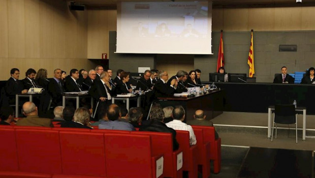 ep los acusados del caso palau de espaldas durante el juicio que se celebro en la ciutat de la