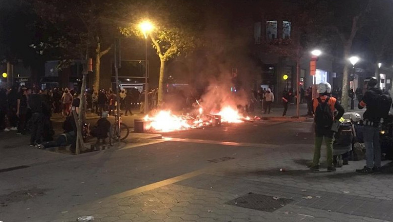 Manifestantes en Barcelona y Mossos se enfrentan en paseo de Gràcia-València en disturbios contra la sentencia del proceso independentista | EUROPA PRESS ep manifestantes en barcelona y mossos se enfrentan en paseo de grcia-valncia en disturbios contra
