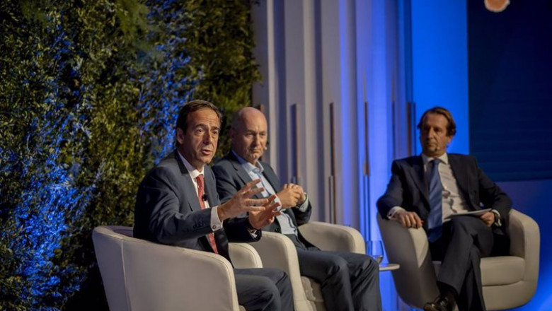 Ponentes participan en el panel de cierre de la cuarta edición del evento Digital Summit de McKinsey. De izquierda a derecha: Gonzalo Gortazar, CEO de Caixabank; Andy Brown, CEO de Galp; e Ignacio Abengoechea, socio senior de McKinsey en España. | CONCHITA SANCHO / MCKINSEY ep ponentes participan en el panel de cierre de la cuarta edicion del evento digital summit de