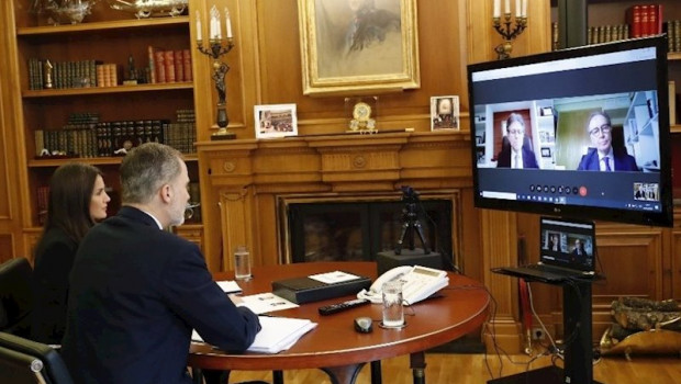 ep sus majestades los reyes se han reunido hoy por videoconferencia con el presidente de