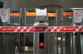 ep tornos bloqueados en la estacion de passeig de grcia mientras continua la suspension del servicio