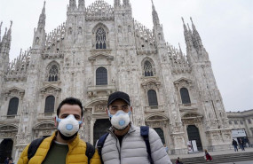 ep turistas con mascarilla frente a la catedral de milan ep turistas con mascarilla frente a la catedral de milan