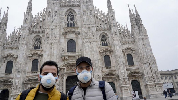 ep turistas con mascarilla frente a la catedral de milan