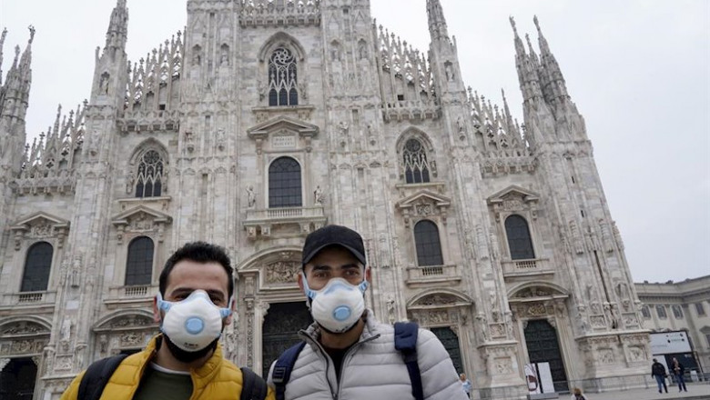 Turistas con mascarilla frente a la catedral de Milán | Lucia Sabatelli ep turistas con mascarilla frente a la catedral de milan