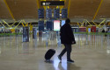 ep un pasajero camina por la terminal t4 del aeropuerto adolfo suarez madrid-barajas