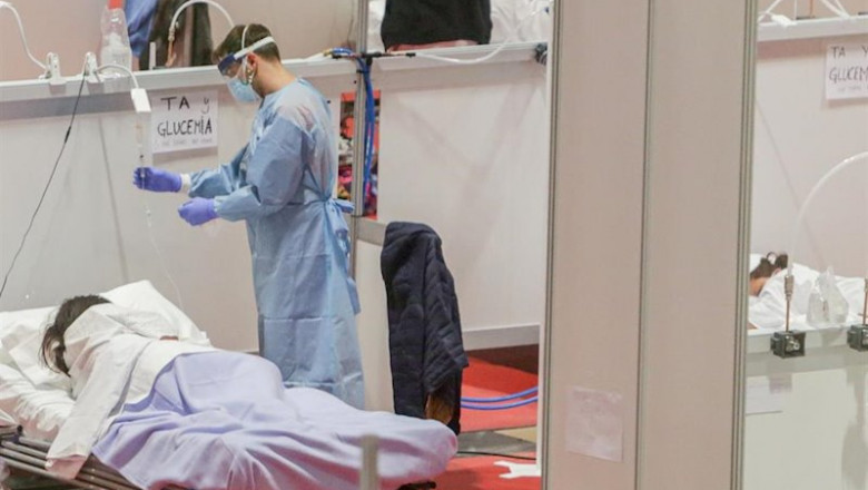 Un sanitario protegido con mascarilla atiende a una paciente ingresada por coronavirus en el Hospital de Campaña montado en el recinto madrileño de IFEMA, en Madrid, (España), a 3 abril de 2020. | Ricardo Rubio - Europa Press ep un sanitario protegido con mascarilla atiende a una paciente ingresada por coronavirus en el