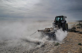 ep un tractor para arar la tierra en el campo de belchite ep un tractor para arar la tierra en el campo de belchite
