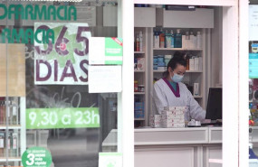 ep una farmaceutica trabaja protegida con mascarilla en el tercer dia laborable del estado de alarma