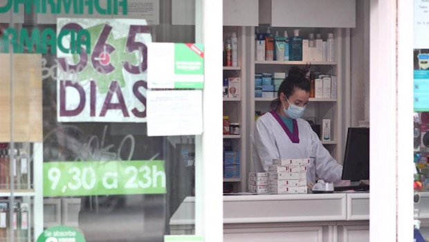 ep una farmaceutica trabaja protegida con mascarilla en el tercer dia laborable del estado de alarma