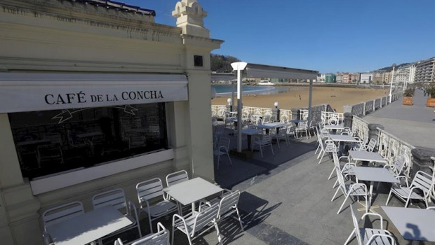 ep una terraza vacia en san sebastian