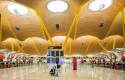 ep una turista observa los paneles de la terminal 4 del aeropuerto adolfo suarez-madrid barajas