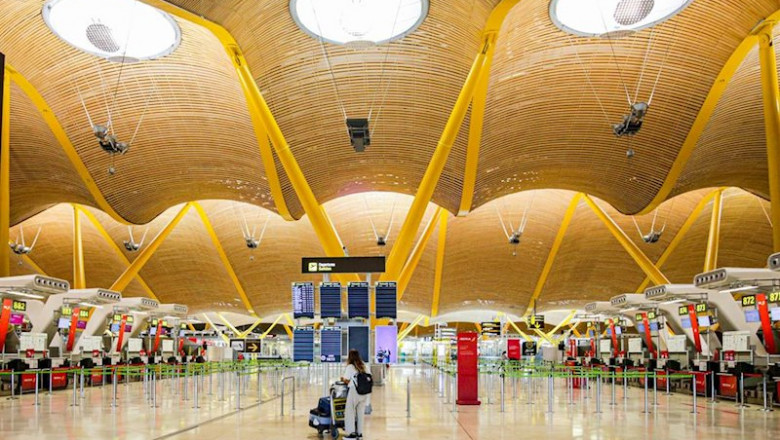 ep una turista observa los paneles de la terminal 4 del aeropuerto adolfo suarez-madrid barajas