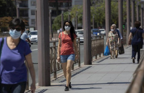 ep varias personas con mascarilla y ropa veraniega durante un episodio de altas temperaturas segun