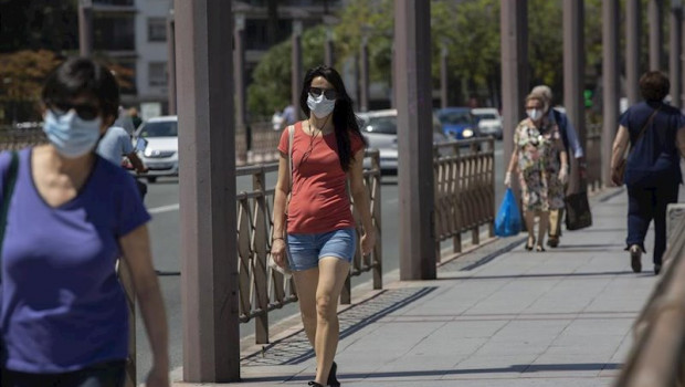 ep varias personas con mascarilla y ropa veraniega durante un episodio de altas temperaturas segun