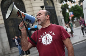ep varias personas con pancartas durante una concentracion para reclamar una reparacion inmediata