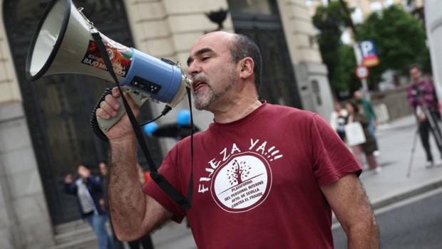 ep varias personas con pancartas durante una concentracion para reclamar una reparacion inmediata
